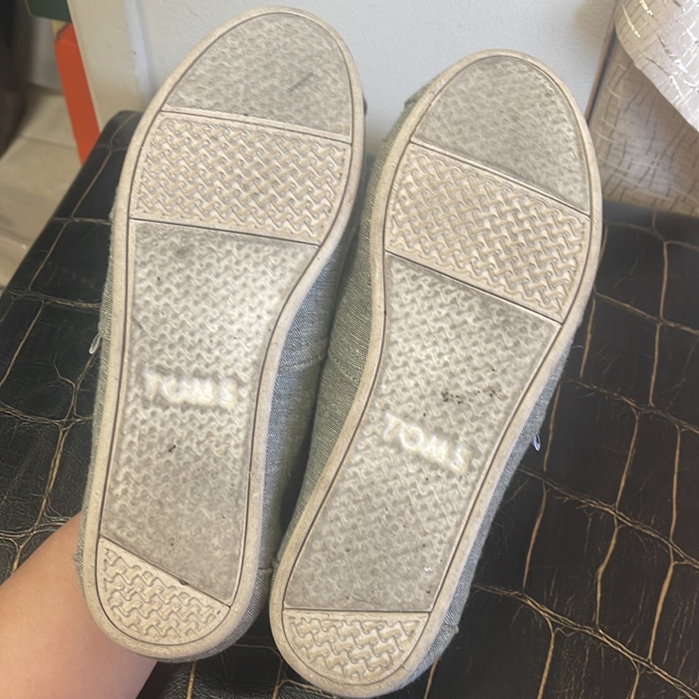 TOMS - Picture 2 of 3